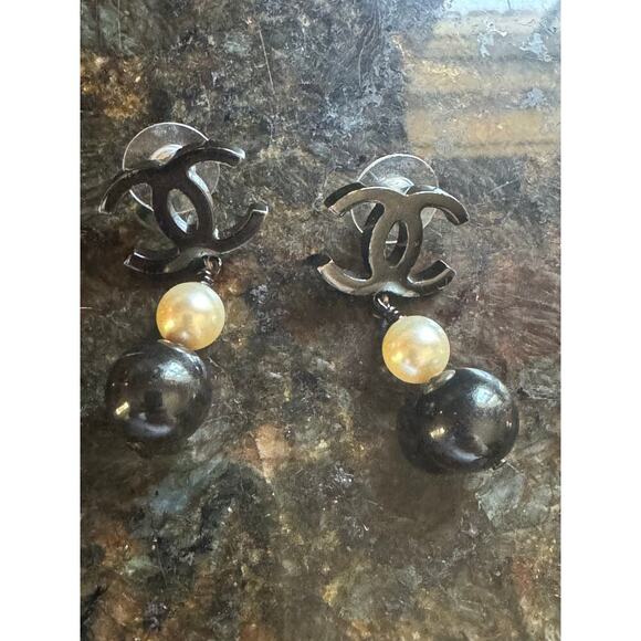 Chanel CC Black and White Pearl Dangle Pierced Earrings B14B Authentic CoA - Picture 2 of 4